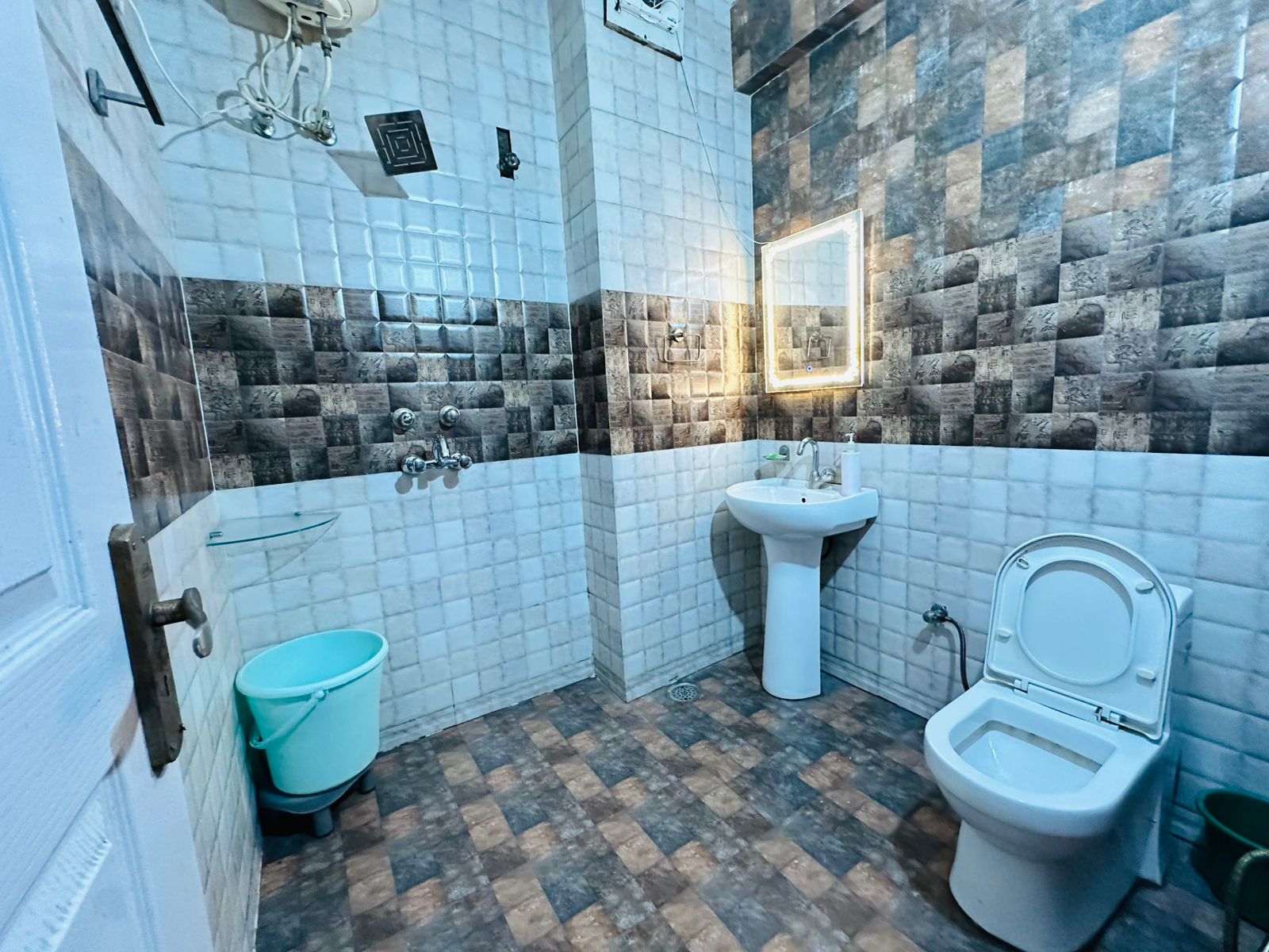 Royal Castle Apartment - Tap to explore photos