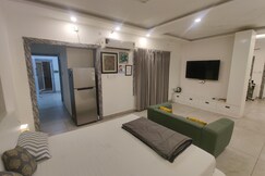 Huge King Room near Station 55 inch TV, 2 AC, WiFi