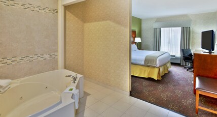 Holiday Inn Express & Suites Frankenmuth Room Type - 1 King Suite Jetted Tub