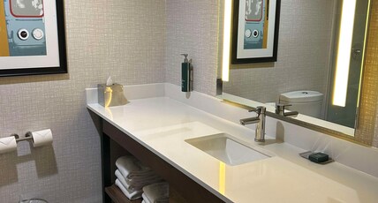 DoubleTree by Hilton Chatsworth Room Type - 1 KING BED DELUXE BALCONY