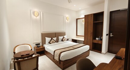 Hotel Grand Meriton (Near Bus Stand) Room Type - Deluxe Room