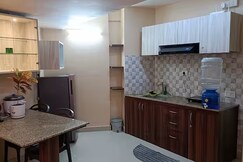 Modern Studio with Bathtub Near CC2
