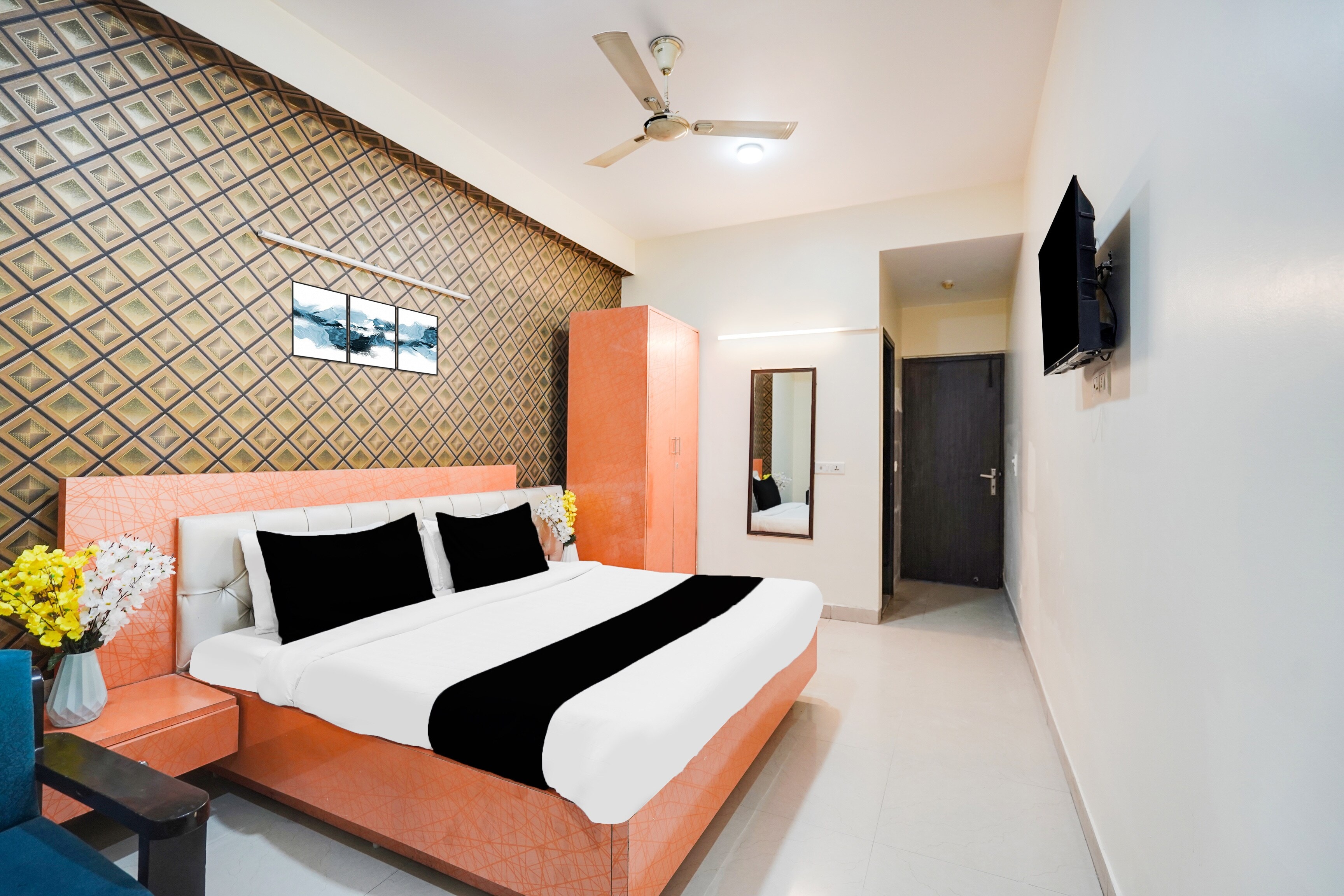 Townhouse Maithli Marg Sector 55 Formerly Red Roof - Tap to explore photos