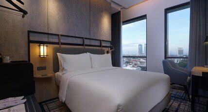 Mercure Surabaya Manyar Room Type - Superior room with 1 queen size bed, City side