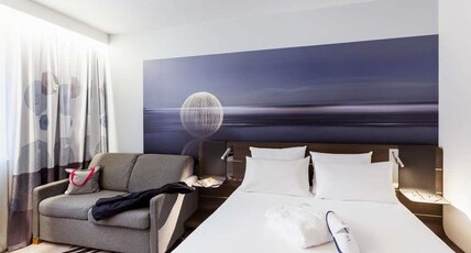 Novotel Limoges Le Lac Room Type - Executive Room, pool view, 1 double bed and 1 sofa