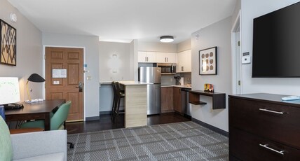 Staybridge Suites MADISON-EAST, an IHG hotel Room Type - 1 King 1 Bedroom Suite