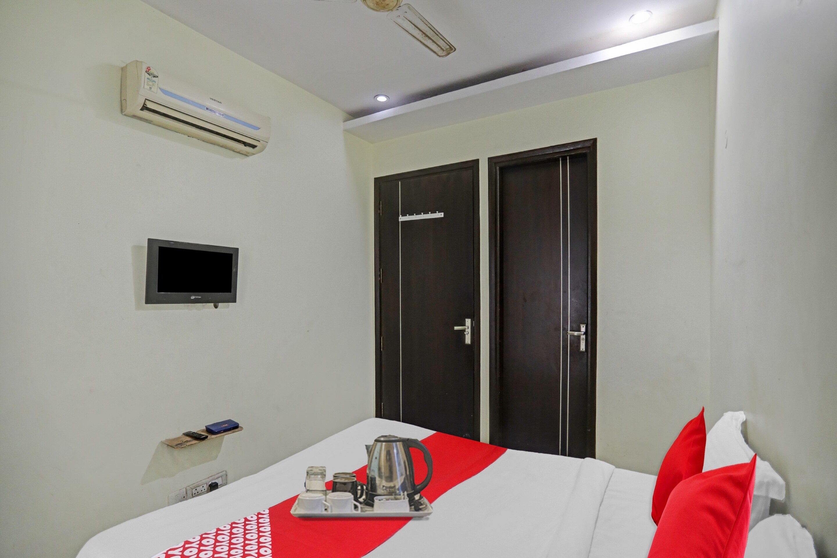 Hotel O Mahadev Guest House - Tap to explore photos