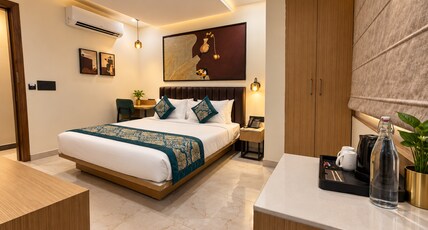 Saltstayz Premier Noida Sector 135 Expressway Room Type - Suite Room with Living Room with Bathtub
