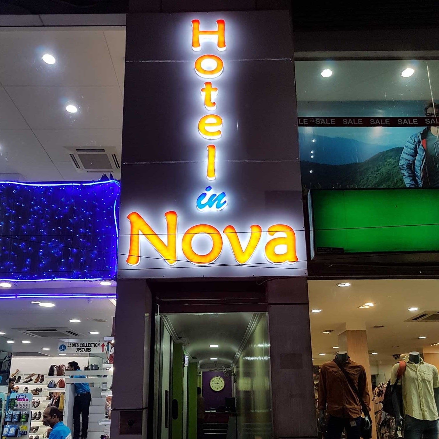 Hotel In Nova - Tap to explore photos