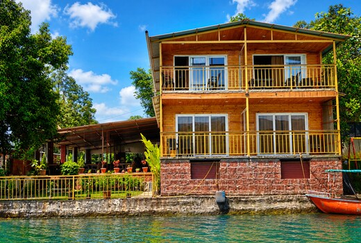 Rivveria lake side cottages