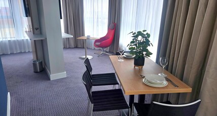 Holiday Inn Express Derry - Londonderry Room Type - 1 King Suite Kitchenette With Free Hot Breakfast