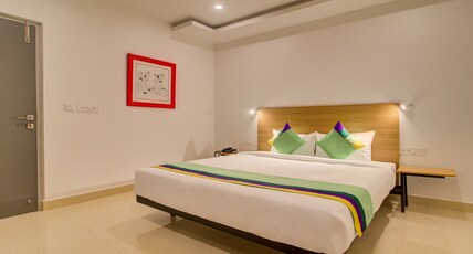Treebo De Alphabet Kondapur Room Type - Spacious Premium Room