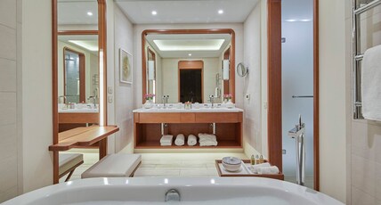 Regent PORTO MONTENEGRO Room Type - 1 King Premium Sea View Balcony