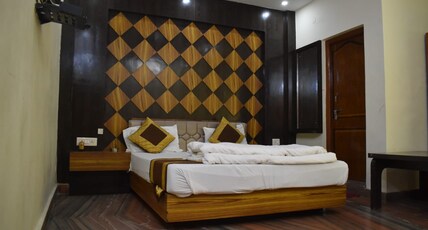 Hotel Srimann Mangalam Room Type - Diamond Suite