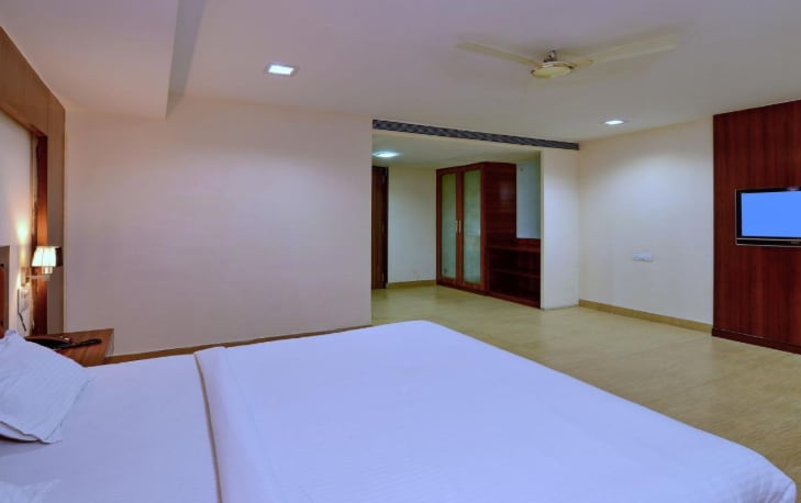 Magneto Club Rooms - Tap to explore photos