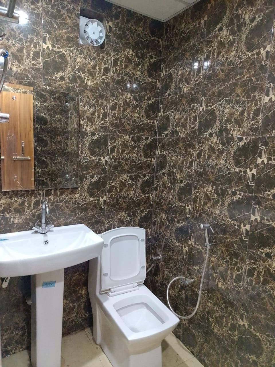 Hotel Golden Retreat - Tap to explore photos