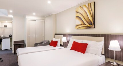 ibis Styles Kingsgate Room Type - Family Room 1 Double and 2 Single Beds