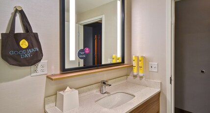 Tru by Hilton Manchester Downtown Room Type - 2 QN HEARING ACCESSIBLE