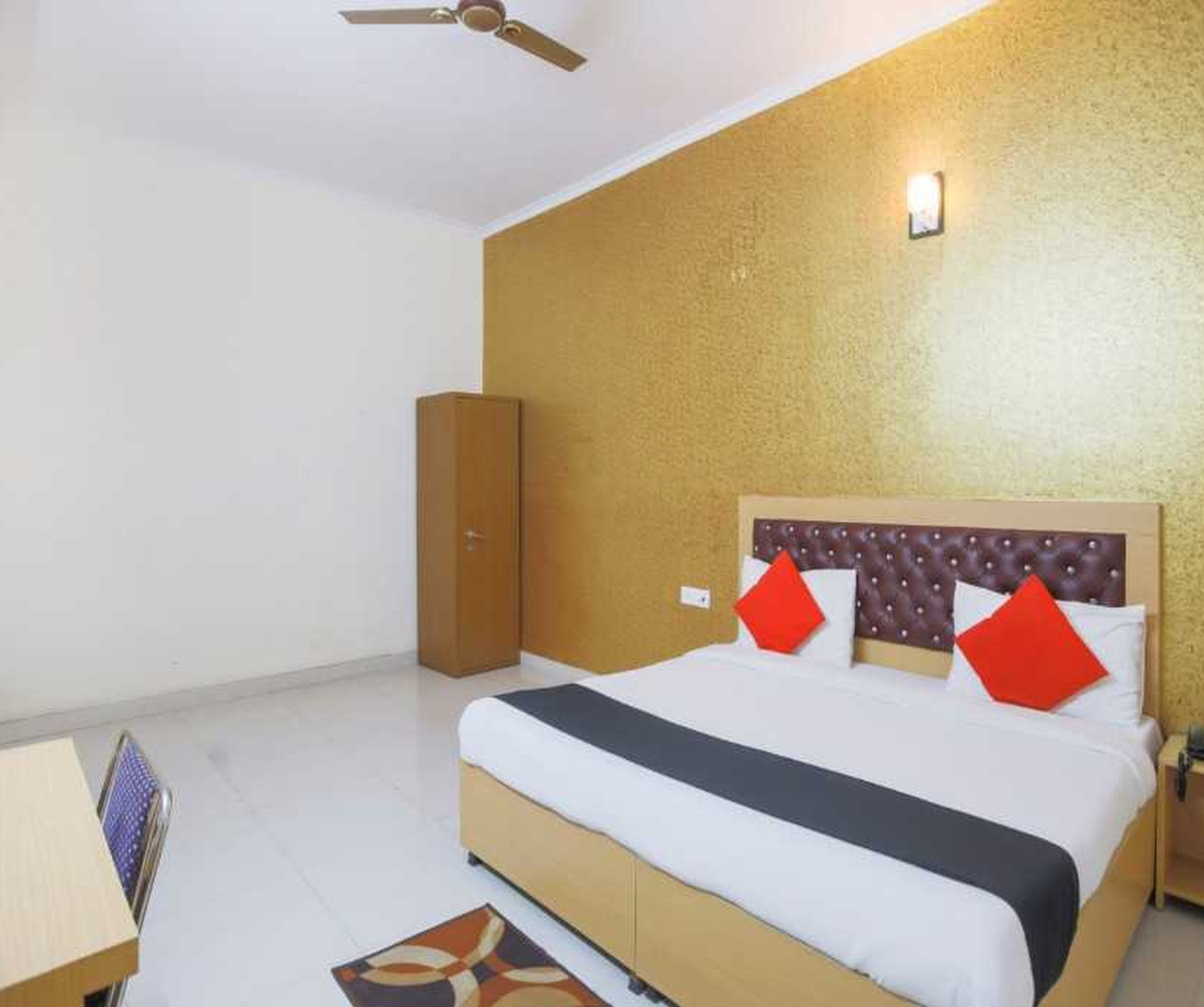 POP 84762E Daya Hotel - Tap to explore photos