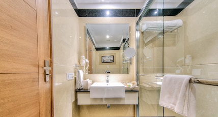 BEST WESTERN Summerlea Room Type - 1 King Bed, Non-Smoking, Deluxe Room, Flat Screen Television, Living Area, Mini Bar, Coffee And Tea BEST WESTERN Summerlea Room Type - 1 King Bed, Non-Smoking, Deluxe Room, Flat Screen Television, Living Area, Mini Bar, Coffee And Tea