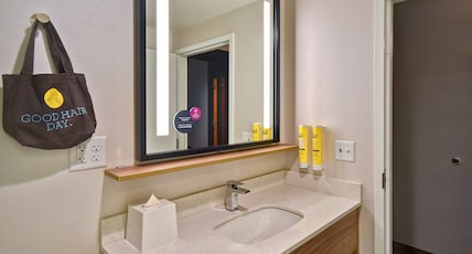 Tru by Hilton Manchester Downtown Room Type - 2 QN HEARING ACCESSIBLE