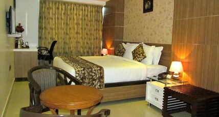 Maple Wood Room Type - Suite Room with Bathtub