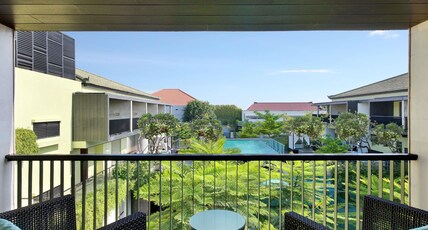Mercure Bali Legian Room Type - Deluxe Pool View, Balcony - Twin Bed