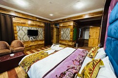 J.B PALACE