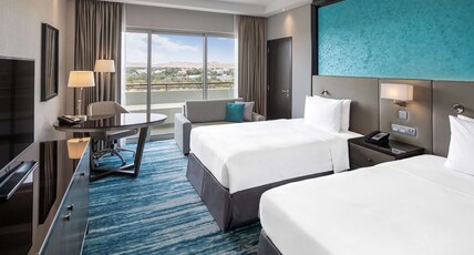Radisson Blu Hotel & Resort, Al Ain Room Type - Superior Room - Balcony with King bed