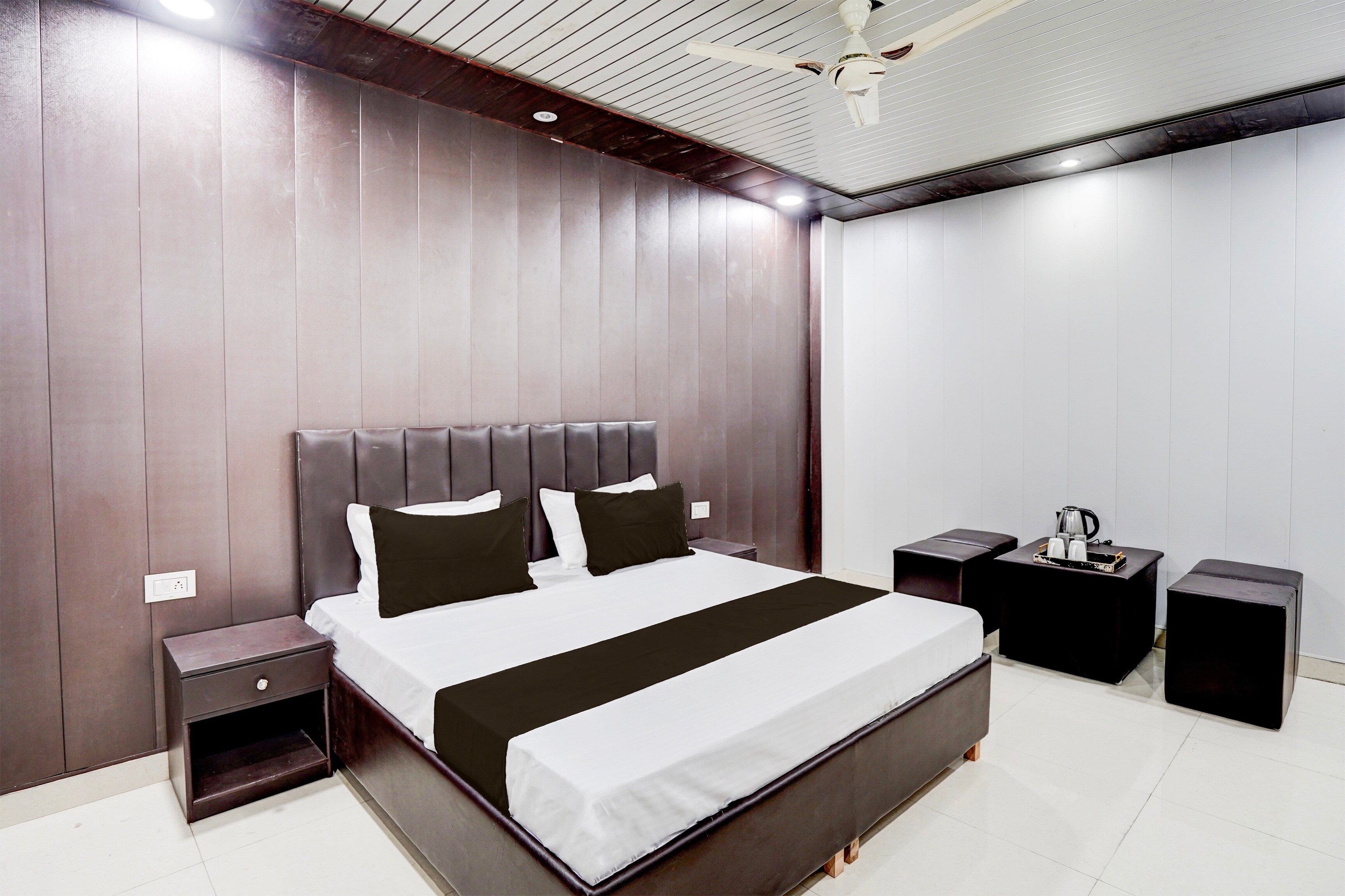 OYO 829220 Hotel Royal Paradise - Tap to explore photos