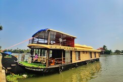 Gonavi houseboat