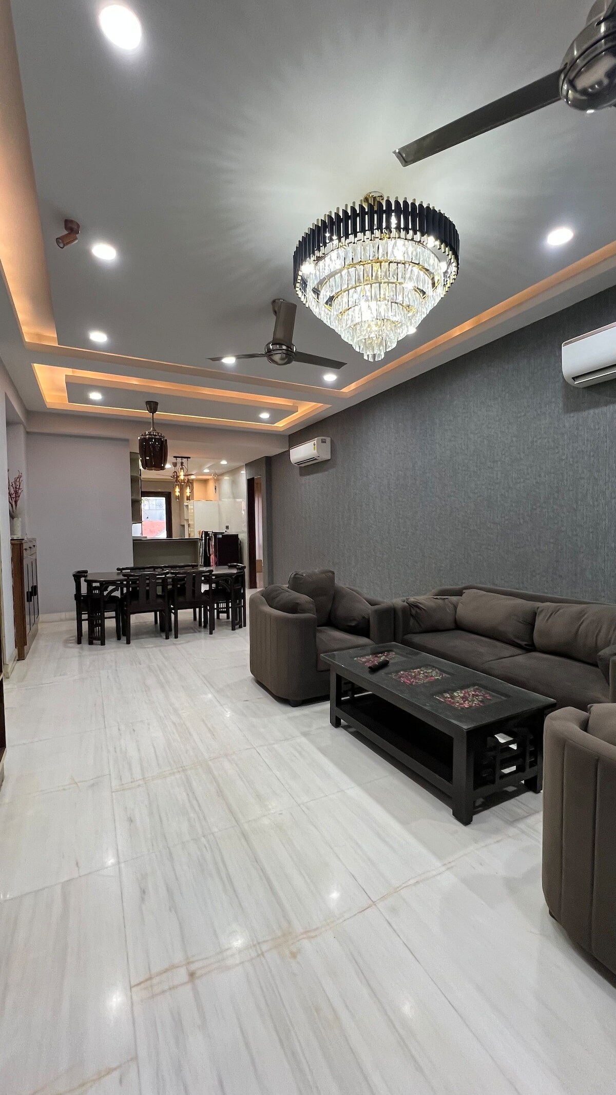Elegant 3BHK Retreat Perfect for Families Groups - Tap to explore photos