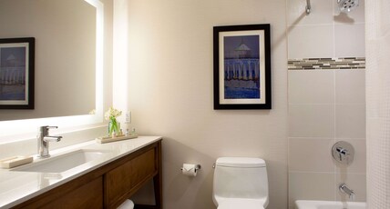 Redondo Beach Hotel, Tapestry Collection by Hilton Room Type - 1 KING BED MARINA VIEW
