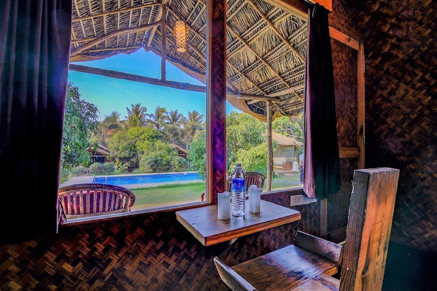 Dolphin Beach Rooms - Tap to explore photos