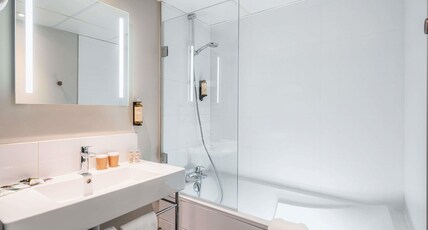 Mercure Paris Montparnasse Pasteur Room Type - Privilege room1 queen-size double bed and 1 sofa bed for 1 person