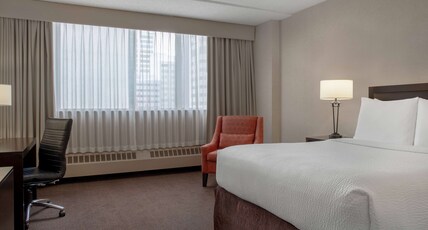 Ramada Plaza by Wyndham Calgary Downtown Room Type - 1 Queen Bed, Direct Pool Access, Non-Smoking