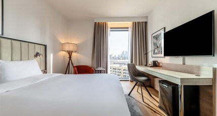 Radisson Hotel Manchester City Centre, A Verified Net Zero Hotel Room Type - Standard Room - City View