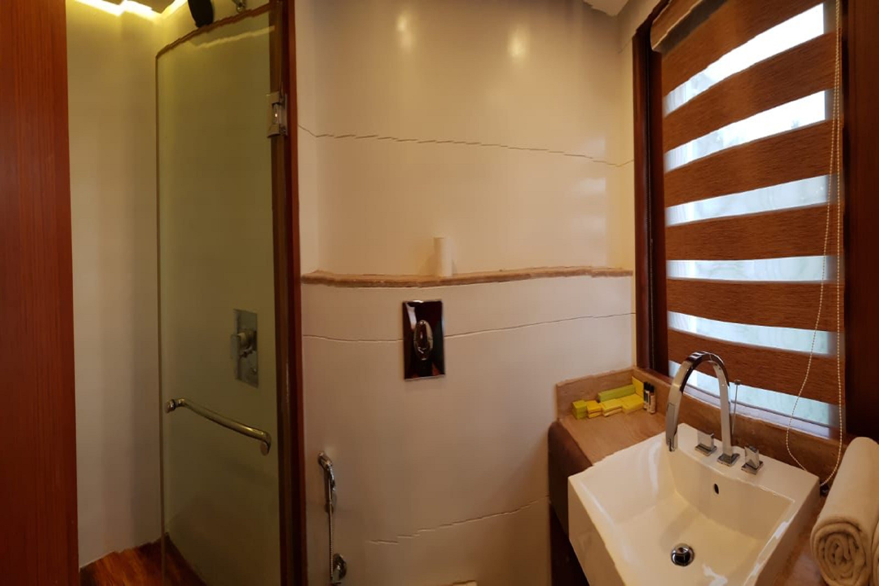 Apsara Houseboat - Tap to explore photos