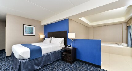 Holiday Inn Express & Suites PEEKSKILL-LOWER HUDSON VALLEY Room Type - 1 King Bed Suite