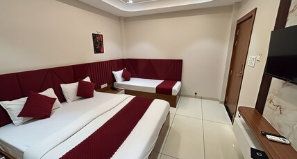 Hotel Trinetra Inn Room Type - Premium Triple Bed
