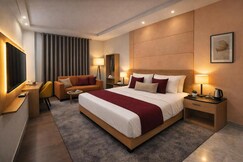 Hotel The Rise Near IGI Airport