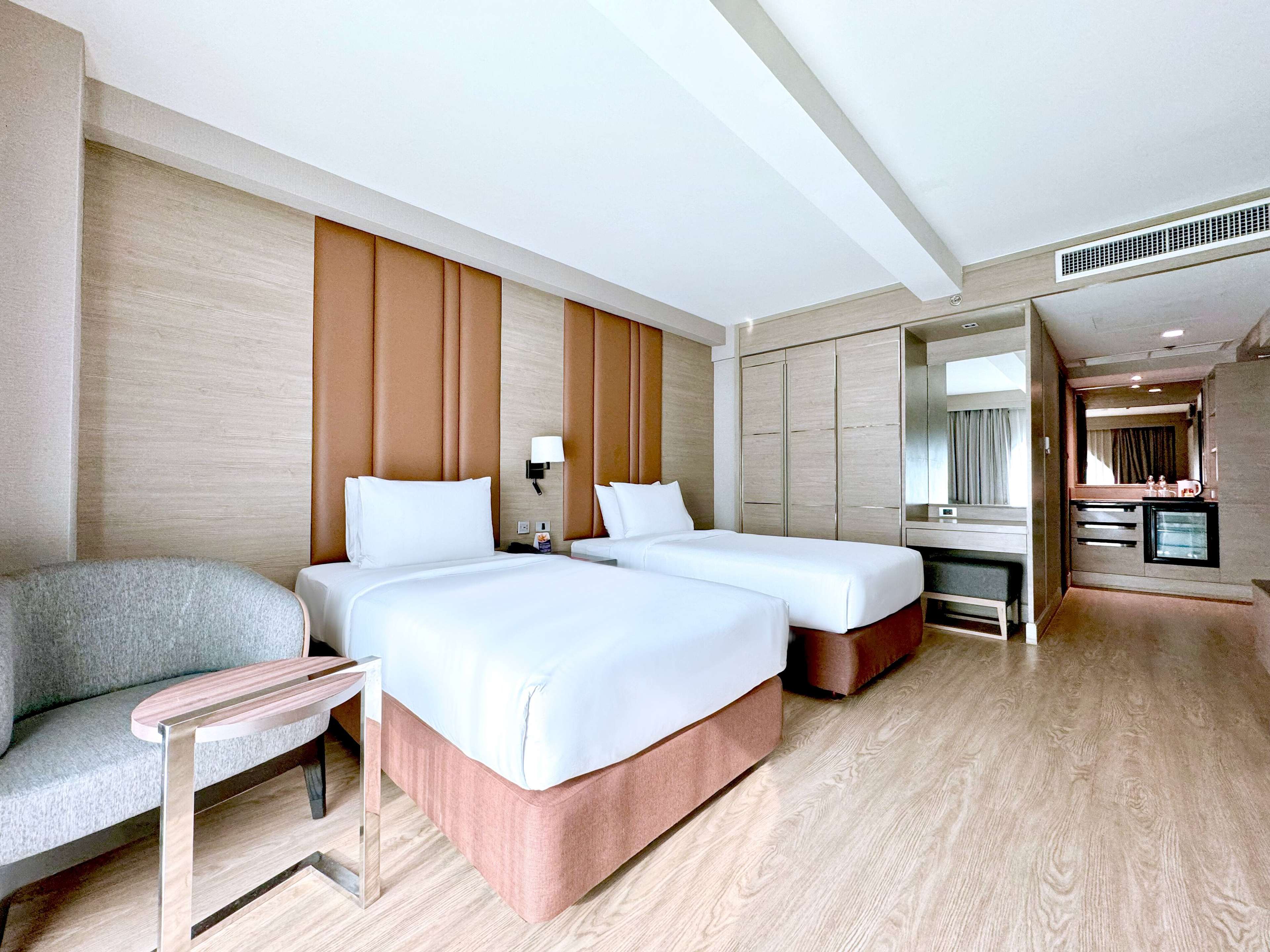 Ramada Graand Swiss Sukhumvit 11 - Tap to explore photos