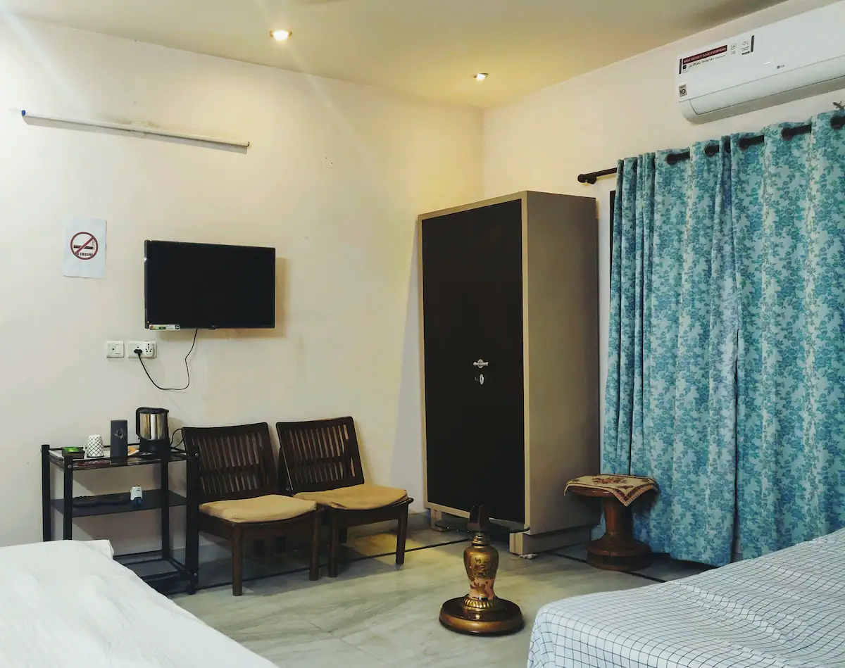 Backpacker Abode - Comfortable Homestay with Privacy - Tap to explore photos