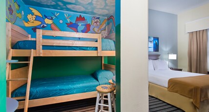 Holiday Inn Express & Suites CLEARWATER NORTH/DUNEDIN Room Type - 1 Queen 1 Bunk Bed Suite Addl Lvng Area