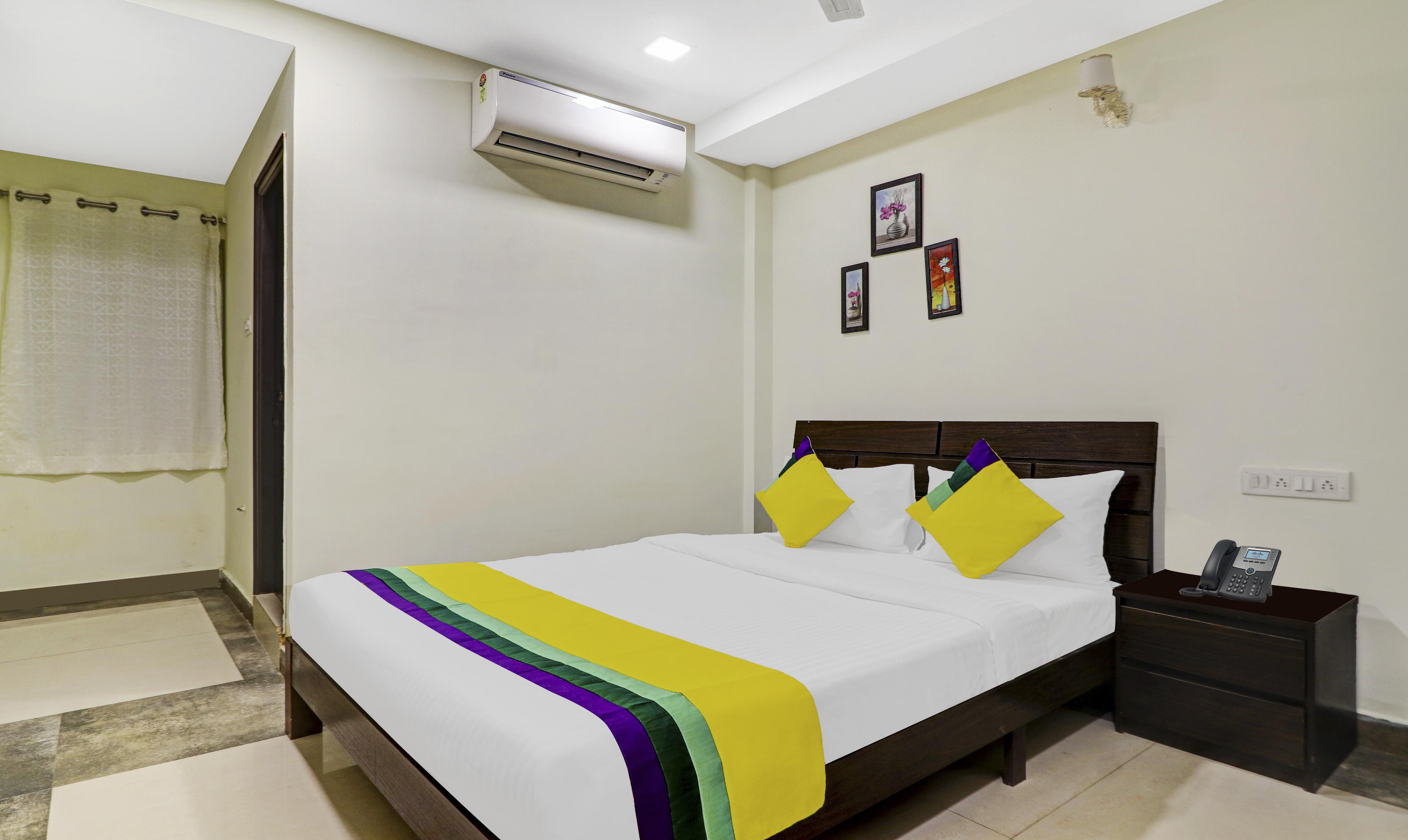 Itsy Hotels Aura Stays - Tap to explore photos