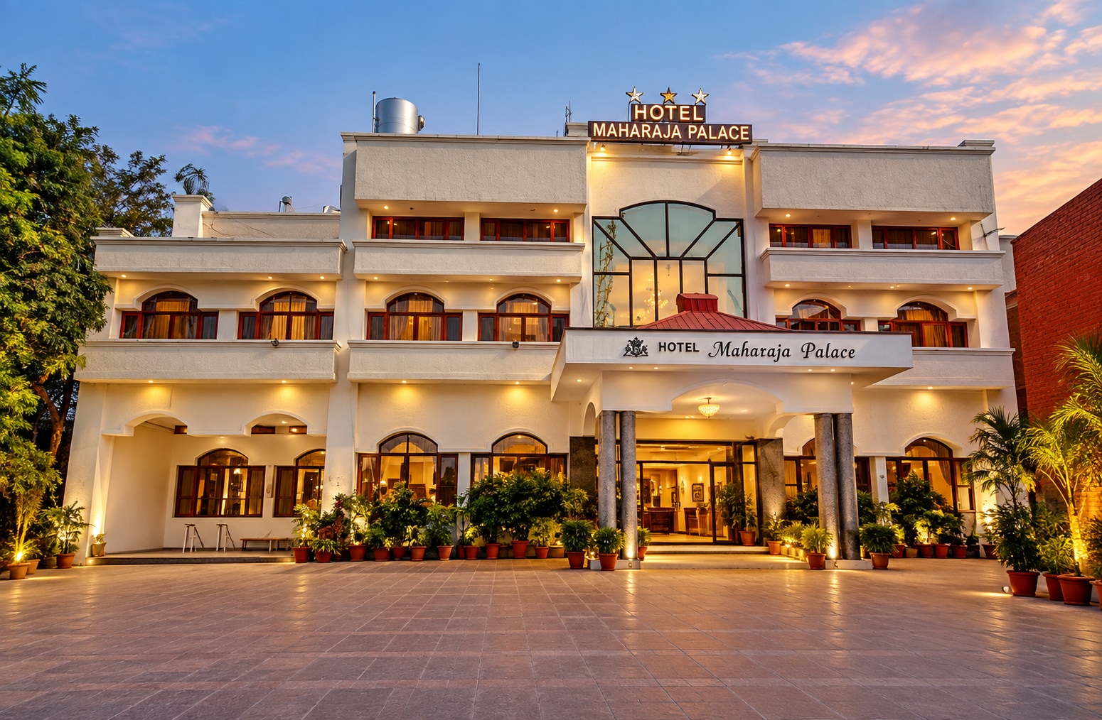 Hotel Maharaja Palace - Tap to explore photos