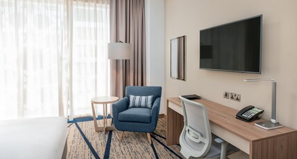 Holiday Inn & Suites AL JUBAIL Room Type - 1 King Premium Courtyard View Holiday Inn & Suites AL JUBAIL Room Type - 1 King Premium Courtyard View