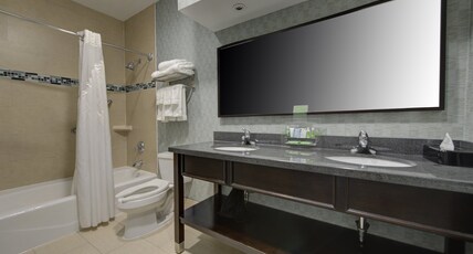 Holiday Inn Plainview-Long Island, an IHG hotel Room Type - 1 King Premium Top Floor