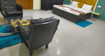 CLOVETREE CHANDRALOK CONTINENTAL. Room Type - Premium 