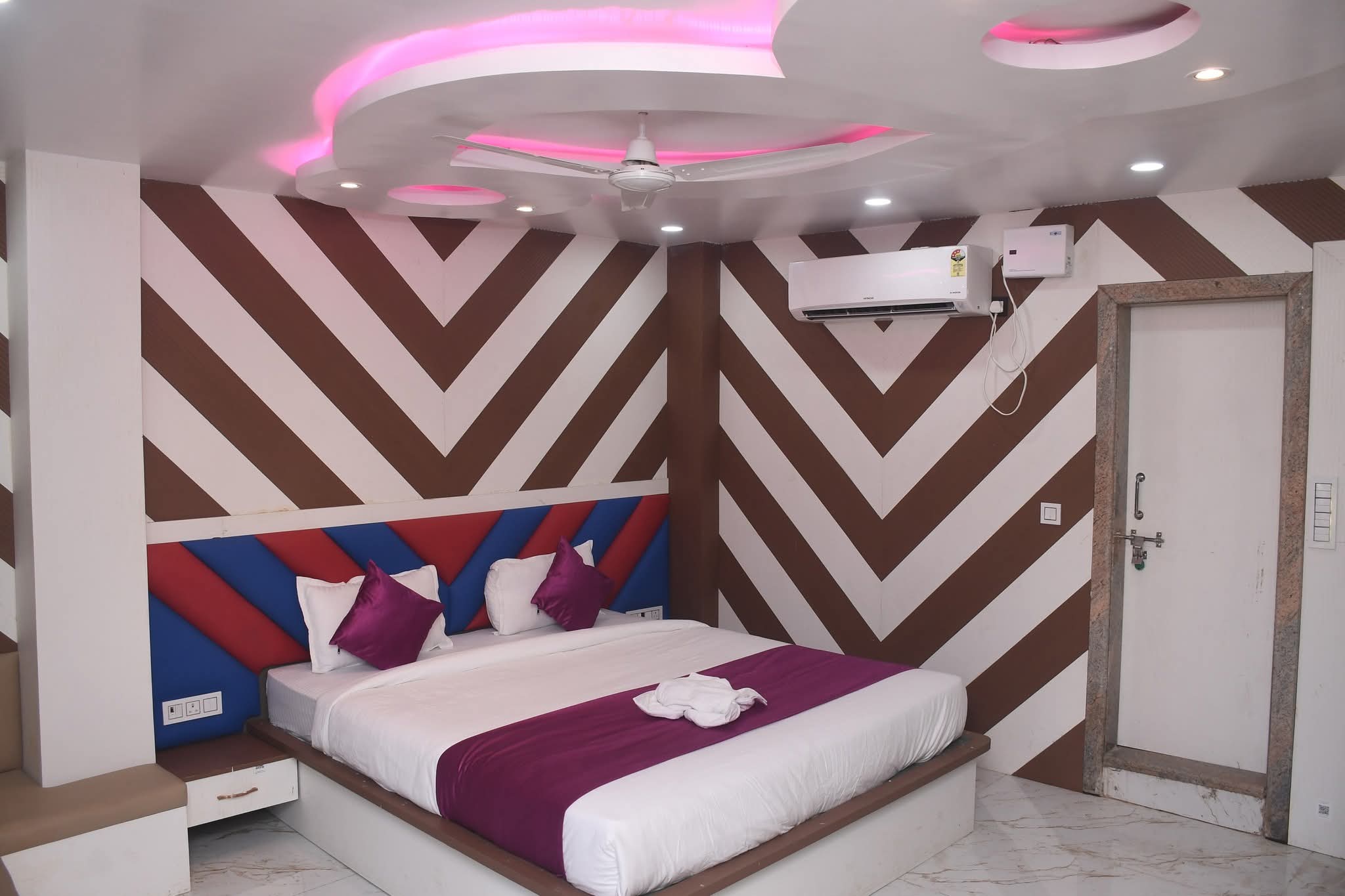 Hotel Central Point - Tap to explore photos